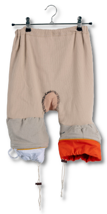 Unterhose mit orangefarbenem Bein, 2022